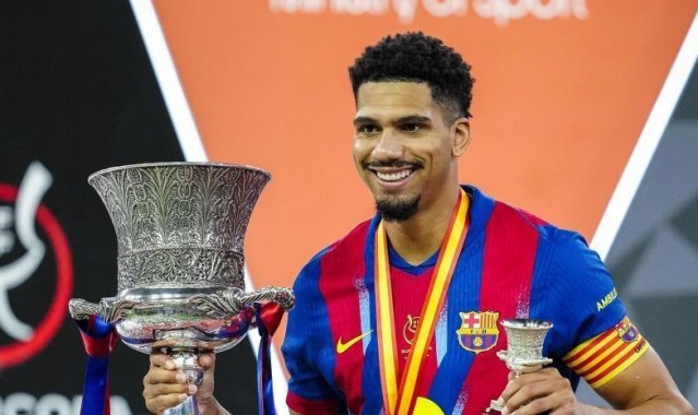 开云下载-每体：弗里克原本没打算让阿劳霍上场，但德容红牌改变了计划