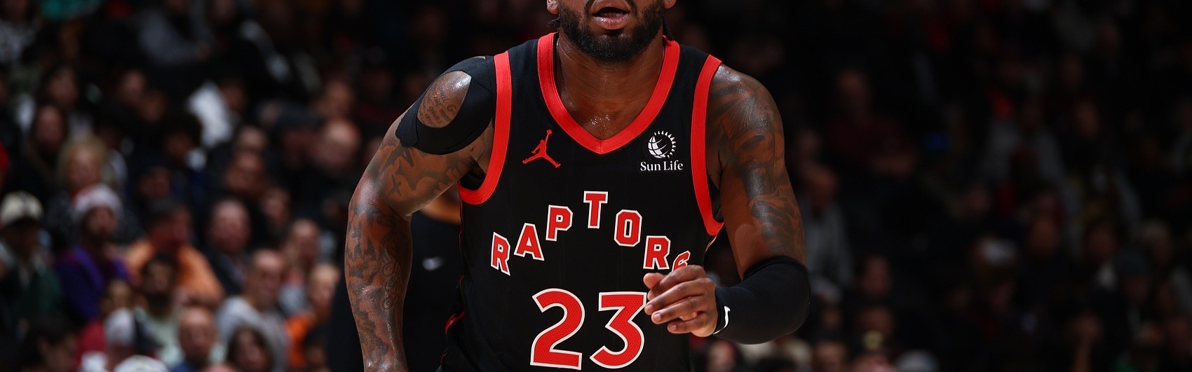 kaiyun login-问题不大！谢德疑似崴脚受伤&amp;一瘸一拐回到替补席 随后返回比赛