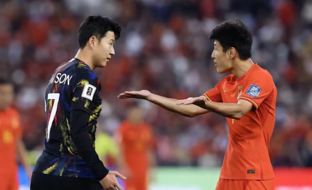 1700623434957064615.jpg 孙兴慜和武磊.jpg